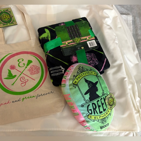 WICKED silk touch blanket/throw with tote bag and pillow - Picture 1 of 4